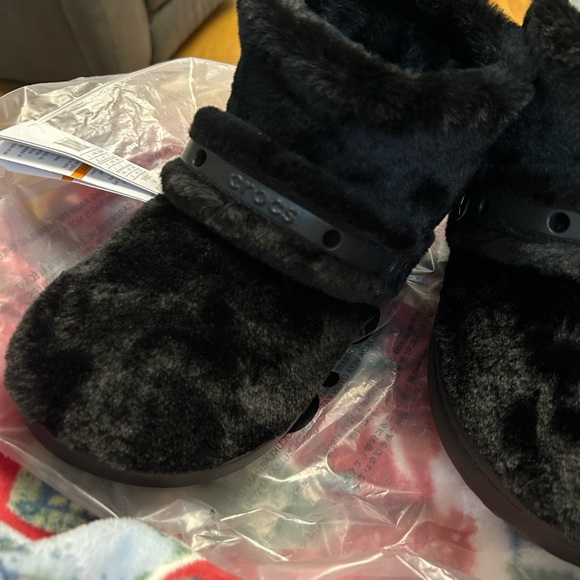 CROCS Women's Black Fuzzy Slippers - Picture 4 of 6